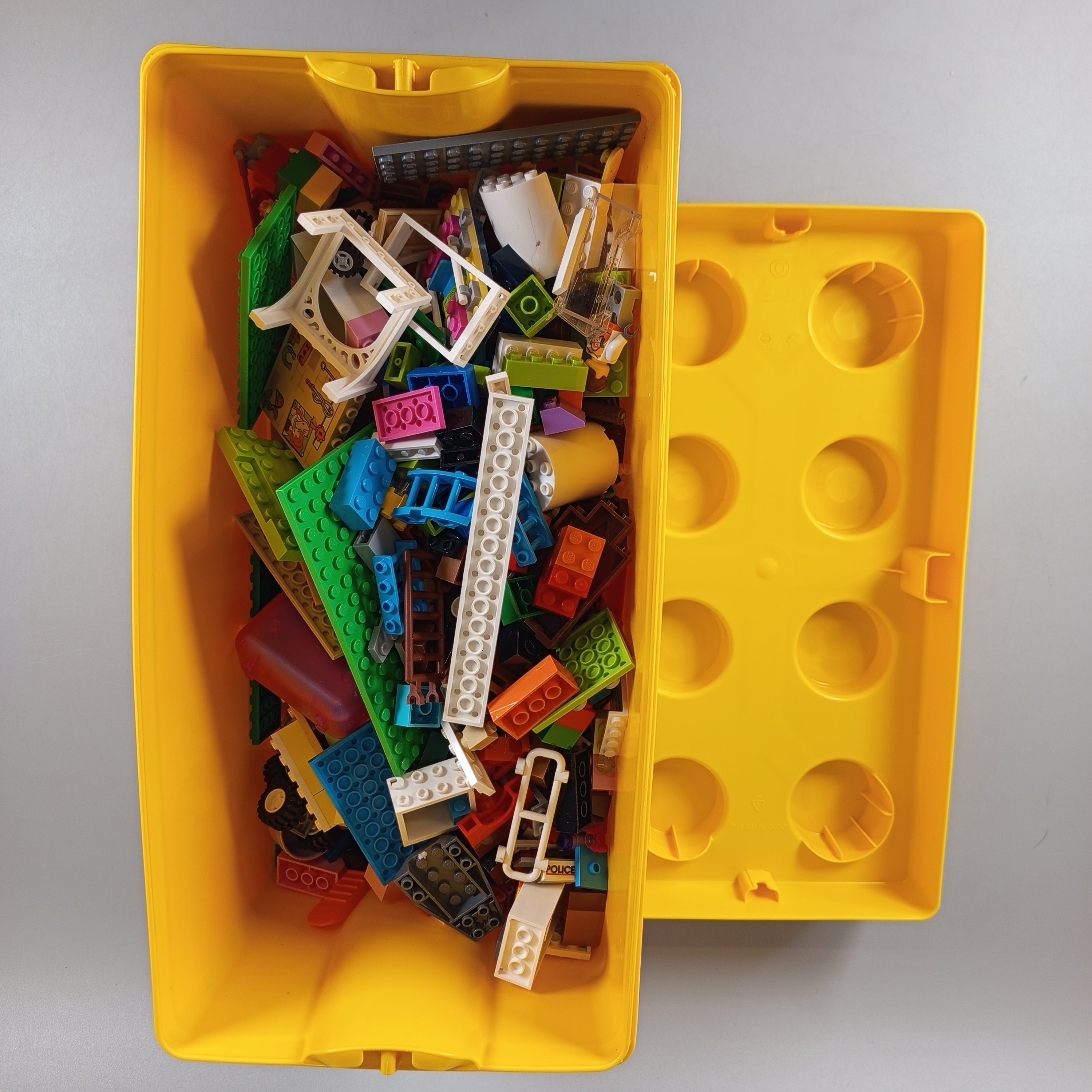 LEGO Konvolut ca. 2,3 kg – gemischte Steine in gelber Box